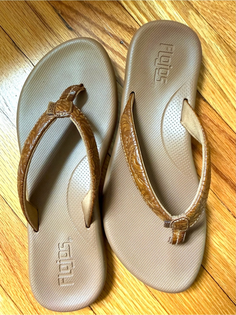 Flojos Brown Faux Leather Floral Textured Flip Flop Thong Sandals Women’s Size 8